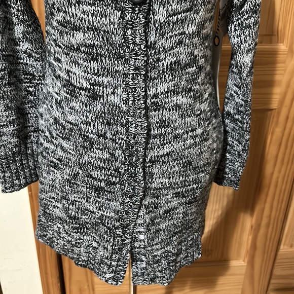 QUICKSILVER BUTTON DOWN SMALL BLK & WHT CARDIGAN NWT - Picture 3 of 14